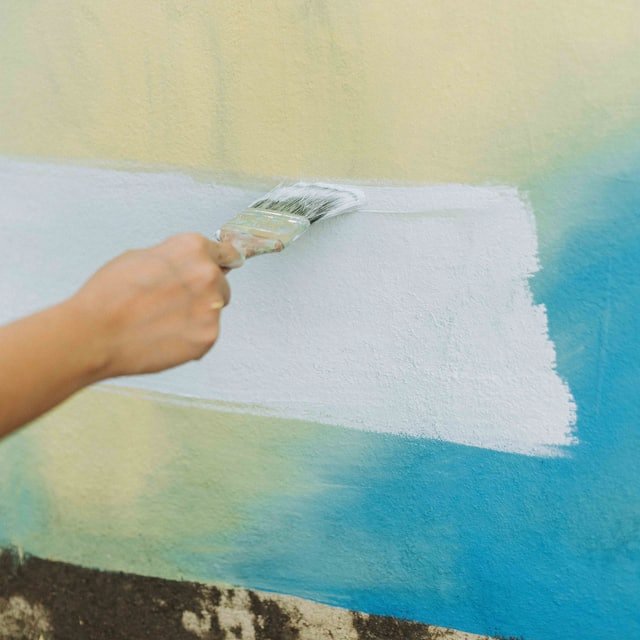 Maler bei der Arbeit an einer Wand