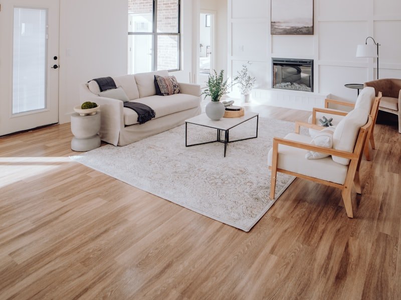 Wohnzimmer in der Wüste, Wände und Decke in gebrochenem Weiß